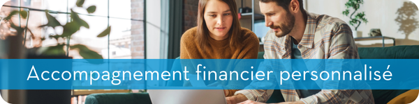 Image représentant deux personnes regardant un ordinateur. Le texte indique : Accompagnement financier personnalisé