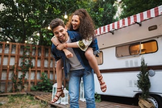 Un couple à califourchon