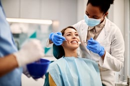 Femme se faisant nettoyer les dents