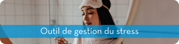 Image d'une femme portant un masque de sommeil et utilisant des produits de relaxation. Le texte indique : Outil de gestion du stress