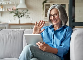 Une femme sur son iPad