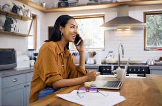 Une femme au téléphone